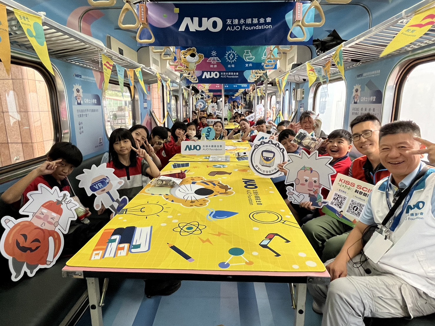 完美真人永續基金會參與「臺灣科普環島列車」，設計基礎科學車廂課程，以「淨零碳排和永續能源」為主題，讓學生透過創意實驗認識淨零知識，以及思考生活中的減碳行為