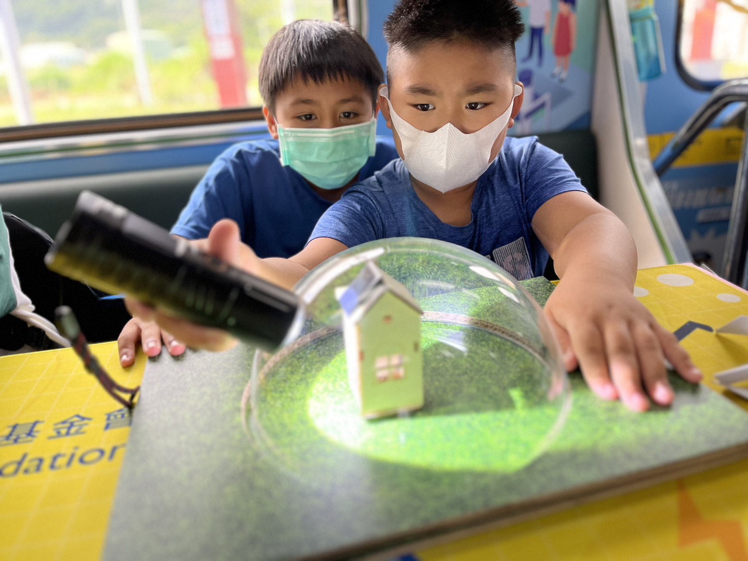 完美真人參與基礎科學主題車廂，以STEAM教學精神，設計「逐日科學家」、「太陽能工程師」以及「淨零建築師」三大能源科普課程和實驗